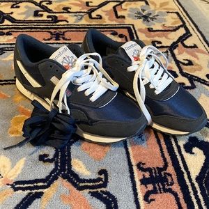 Reebok Womens Classic Nylon Navy Size 7.5 (with original box & navy/white laces)
